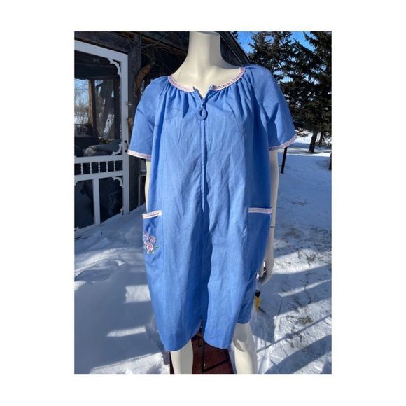 80s Chambray Full Zip House Dress Robe Blue Pink Satin Trim Patch Pocket - Picture 1 of 9